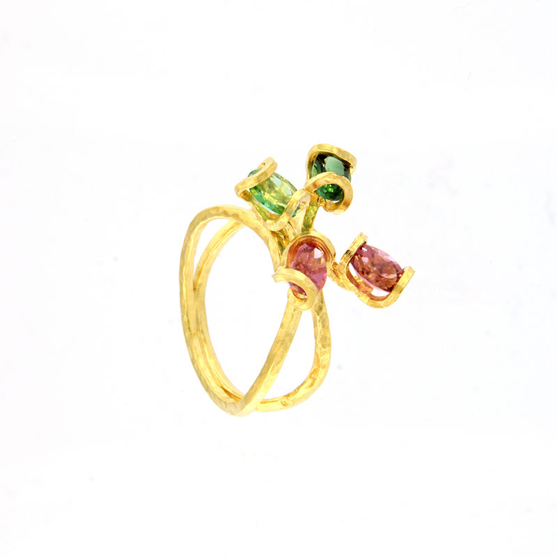 Χειροποίητο δαχτυλίδι από σφυρήλατο κίτρινο χρυσό Κ18 με φυσικές τουρμαλίνες.
