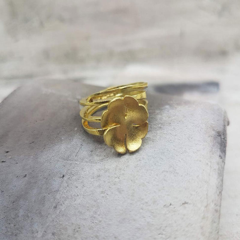 Χειροποίητο δαχτυλίδι σε σχήμα λουλούδι με ματ επιφάνεια από χρυσό Κ18 .



