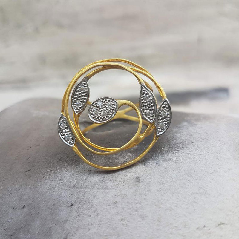 Χειροποίητο δίχρωμο δαχτυλίδι από χρυσό Κ14 διακοσμημένο με λευκά ζιργκόν.

