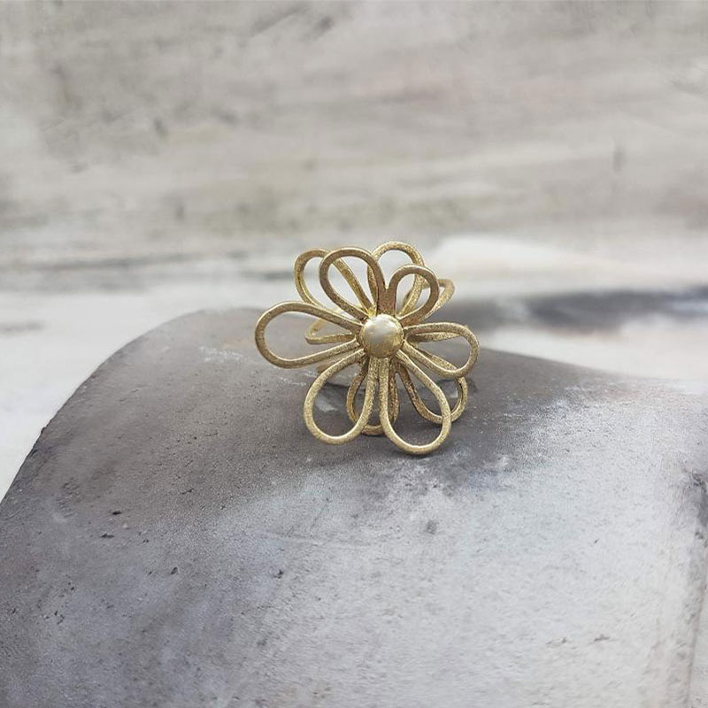 Χειροποίητο δαχτυλίδι σε σχήμα λουλούδι με ματ επιφάνεια από χρυσό Κ18.