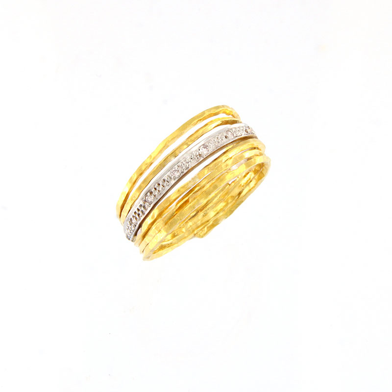 Χειροποίητο δαχτυλίδι από κίτρινο και λευκό χρυσό Κ18 διακοσμημένο με λευκά διαμάντια.